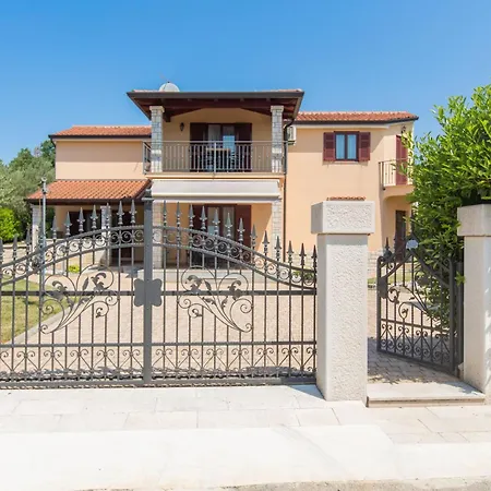 Apartment Marea 2 Mit Pool, 200m Vom